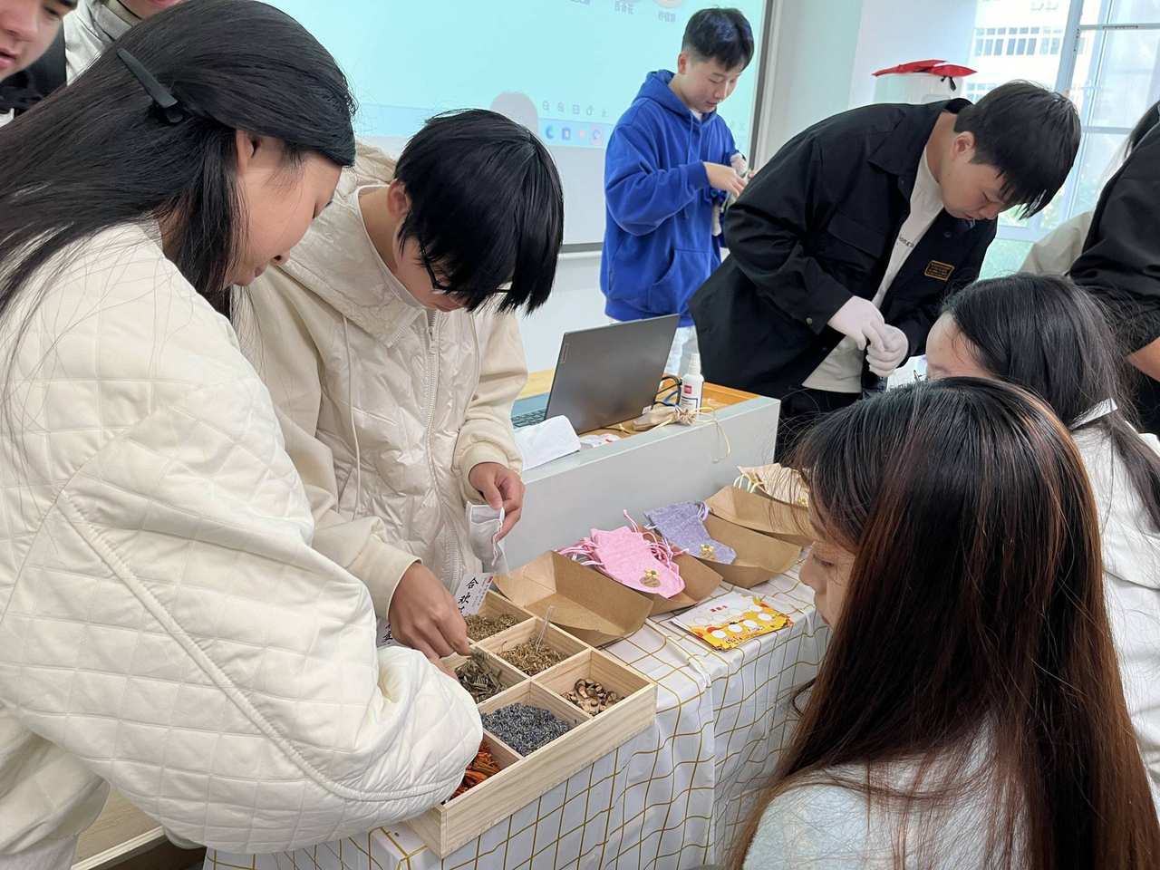 学生体验香料辨识与香囊制作