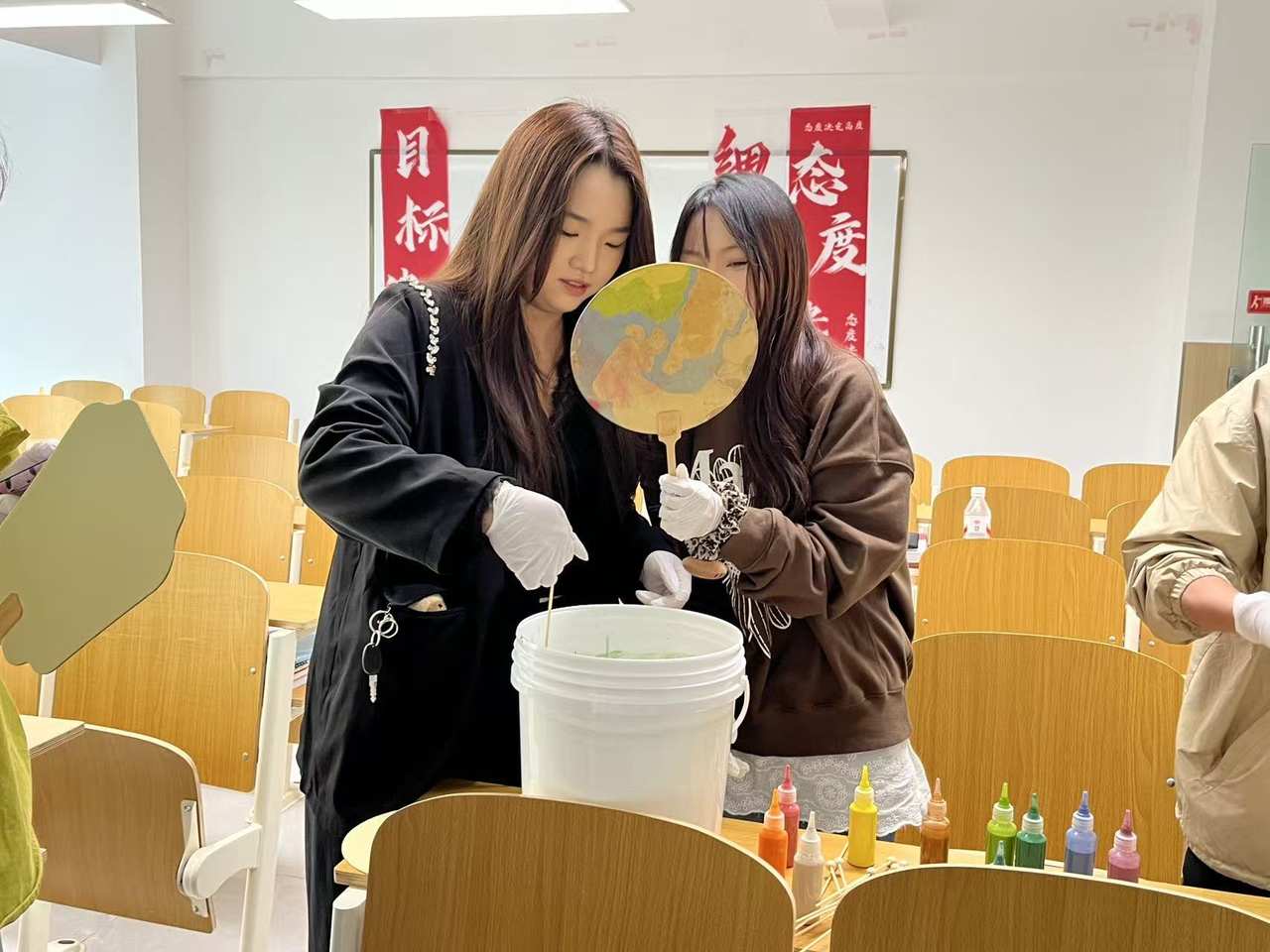 学生制作传统漆扇