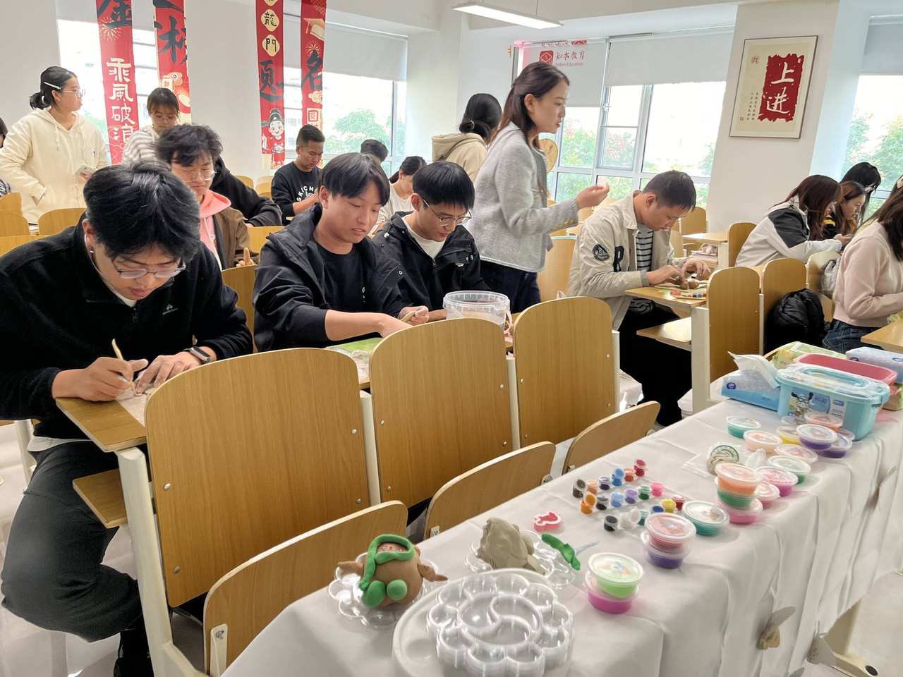 学生共同参与创意手作体验
