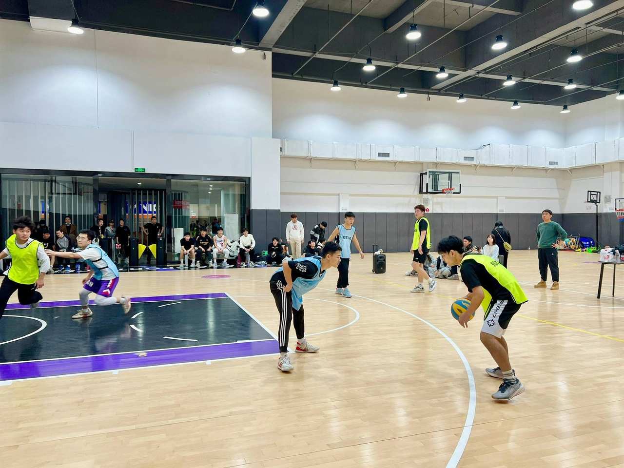 学生参与篮球协作挑战