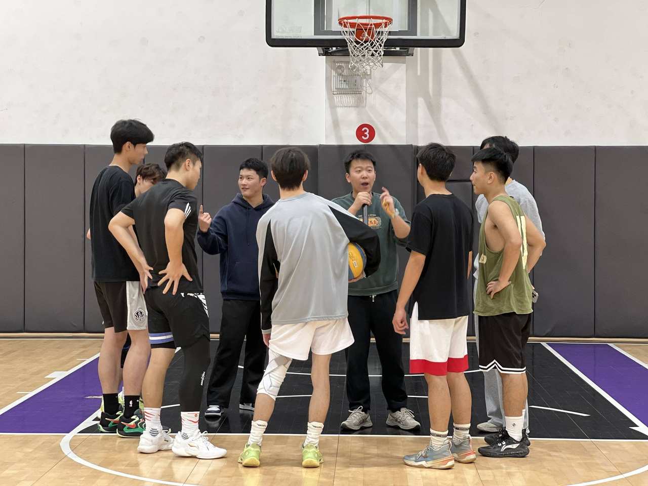 参赛学生进行团队沟通